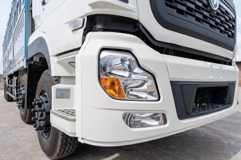 Xe Dongfeng 4 chân thiết kế thùng dầu và  bình hơi bằng hợp kim nhôm sáng bóng đẹp mắt, đồng thời tăng độ bền theo thời gian